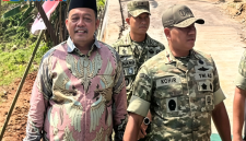 Danyonif Mayor Inf Aditya Danang (Tengah) Sangat Mendampingi Danrem Brigjen TNI Tohir Meresmikan Jembatan 