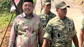 Danyonif Mayor Inf Aditya Danang (Tengah) Sangat Mendampingi Danrem Brigjen TNI Tohir Meresmikan Jembatan 