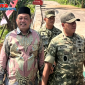Danyonif Mayor Inf Aditya Danang (Tengah) Sangat Mendampingi Danrem Brigjen TNI Tohir Meresmikan Jembatan 