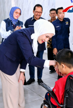 Kisah Haru Nabil Sidoarjo: Tak Bisa Berjalan Pasca Kecelakaan, Kini Dapat Kursi Roda dan Jaminan Pendidikan dari Lita Machfud Arifin