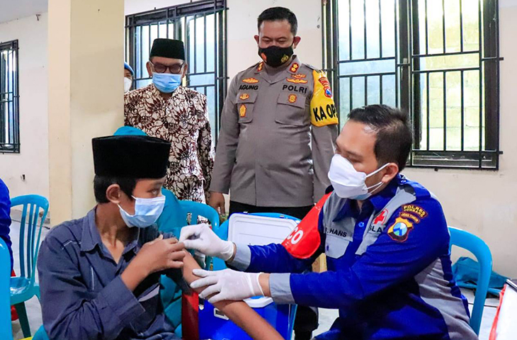 Kapolres Jombang, AKBP Agung Setyo Nugroho, didampingi Pejabat Utama hadir di lokasi untuk memantau jalannya vaksinasi di Pondok Pesantren Bahrul Ulum Tambakberas, Jombang, Kamis (2/9/2021). (Foto: Istimewa/JavaNetwork)