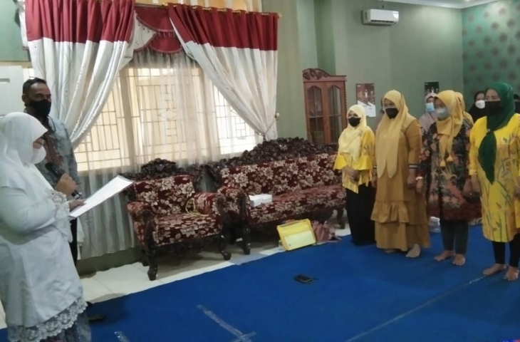 Wakil Bupati Sumenep, Nyai Hj. Dewi Khalifah saat melantik pengurus Koperasi Makanan dan Minuman Sumenep, Ahad (5/9/2021). (Foto Yunie/JavaNetwork)