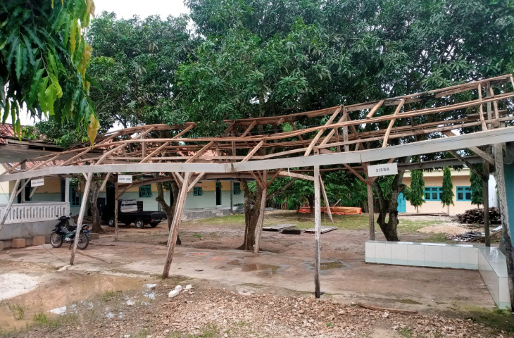 Tempat Parkiran Sekolah di Ganding Rusak Parak Akibat Puting Beliung (foto.dok.yuni/Javanetwork)