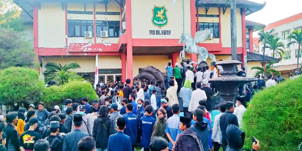 Aliansi Mahasiswa Sumenep Saat Menduduki Kantor DPRD