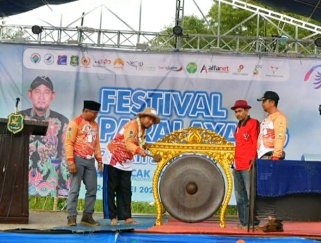Bupati Sumenep Ra Achmad Fauzi SH MH Saat Pembukaan Festival Paralayang