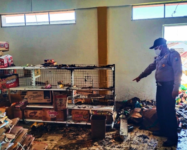 Petugas Saat Tinjau Lokasi Kebakaran