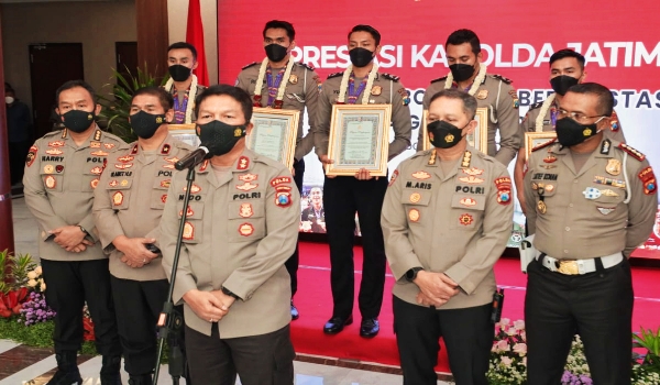Kapolda Jatim Saat Menyambut Atlet Bola Volly Putra Di Mapolda Jatim