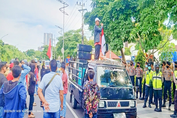 Saat Mabes NGO Dan Elemen Masyarakat Pamekasan Gelar Aksi Dan Audensi Di Polda Jatim