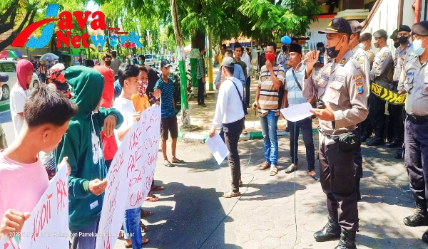 Massa Kompas Dan BMM Pamekasan Saat Orasi