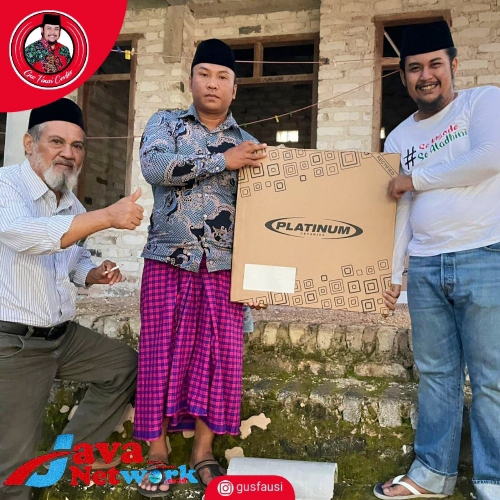 Gus Fausi Al-Qodiri Didampingi Ayahanda Tercinta Saat Menyalurkan Santunan Bahan Material Di Desa Badur