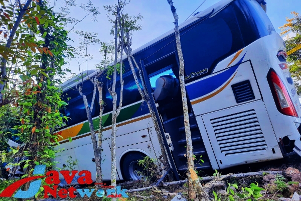 Bus Sinar Jaya Tabrak Pagar Pembatas Jembatan