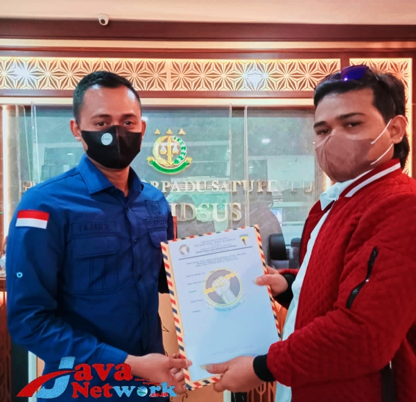 Ketum Ormas Petir Jackson (Kanan) Saat Menyerahkan Laporan Dugaan Korupsi Ke Kejagung RI