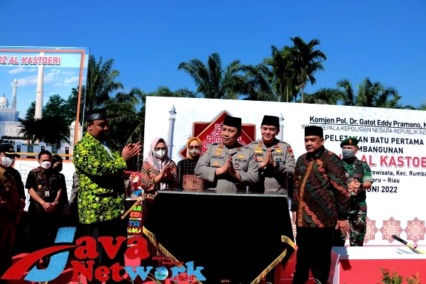 Wakapolri Saat Melakukan Peletakan Batu Pertama