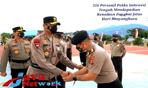 Kapolda Sulteng Irjen Pol Drs. Rudy Sufahriadi Saat Memberikan Selamat Atas Kenaikan Pangkat