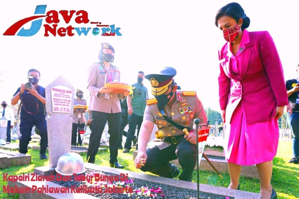 Kapolri Saat Tabur Bunga Di Taman Makam Pahlawan Kalibata Jakarta