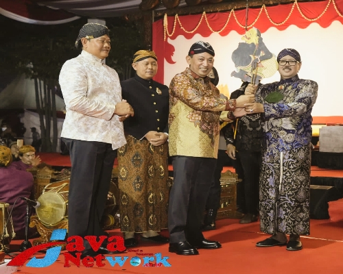 Kapolri Saat Melihat Pagelaran Wayang Kulit Dilapangan Bhayangkara Mabes Polri