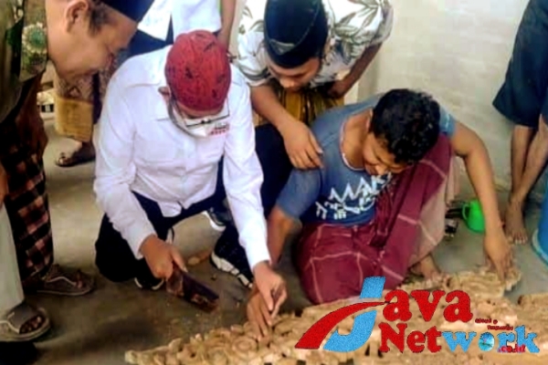 Bupati Sumenep Ra Achmad Fauzi SH MH Saat Melihat Pengrajin Seni Ukir Kayu Di Desa Karduluk Kecamatan Pragaan