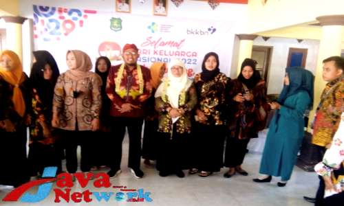 Bupati Sumenep Ra Achmad Fauzi SH MH Bersama Wakil Bupati Sumenep Hj. Dewi Khalifah SH MH Saat Hari Keluarga Nasional Di Balai Desa Tanjung Kecamatan Saronggi