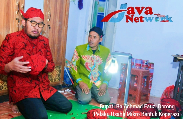Bupati Sumenep Ra Achmad Fauzi Saat Melakukan Kunjungan Ke Pengrajin Blangkon Di Desa Banasare Kecamatan Rubaru