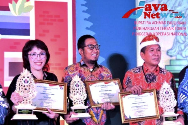 Bupati Sumenep Ra Achmad Fauzi SH MH Bersama Para Penerima Penghargaan Dari Dewan Koperasi Indonesia