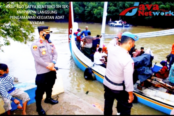 Kapolres Sumenep AKBP Edo Satya Kentriko SH SIK MH Saat Meninjau Kegiatan Ritual Adat Nyadar Di Desa Kebundadap Barat Kecamatan Saronggi