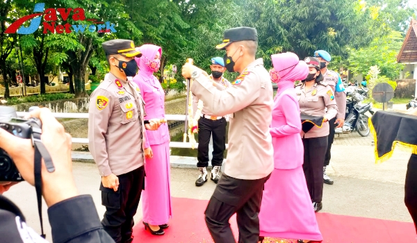 Kapolres Sumenep Lama AKBP Rahman Wijaya SIK SH MH Saat mengalungkan Bunga Kepada Kapolres Sumenep yang baru AKBP Edo Satya Kentriko SH MH