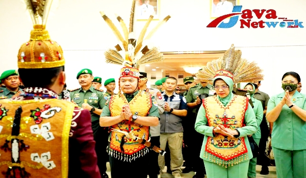 Kasad Saat Menerima Pe-Anugerahan Gelar Suku Dayak Mantir Hai Penambahan