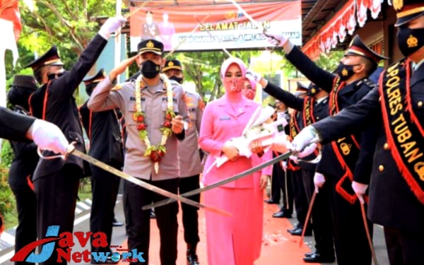 Saat Kapolres Tuban Baru AKBP Rahman Wijaya SIK SH MH Disambut dengan Tradisi Pedang Pora Oleh Kapolres Tuban lama AKBP Darman SIK