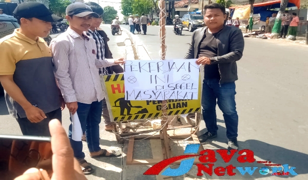 Unras P3K Pamekasan Saat Menyegel Jalan Nasional