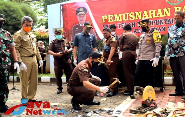 Kajari Sumenep Saat Pemusnahan Barang Bukti Dikantor Kejaksaan Negeri Sumenep 