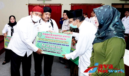 Bupati Sumenep Ra Achmad Fauzi Saat Menyerahkan Bantuan Dana Hibah Keagamaan 