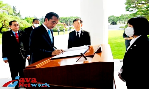 Presiden Jokowi Saat Melakukan Kunjungan Ke Taman Makam Nasional Seoul