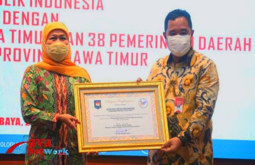 Gubernur Jatim Khofifah Indar Parawangsa Saat Menerima Penghargaan Gugus Tugas Dari Kemendagri