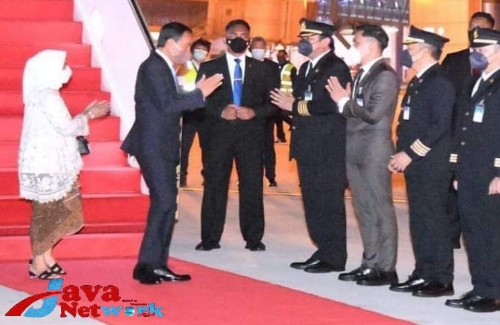 Presiden Jokowi dan Ibu Negara Iriana Jokowi Saat Tiba Di Pelabuhan Udara Soeta Jumat Dini Hari 