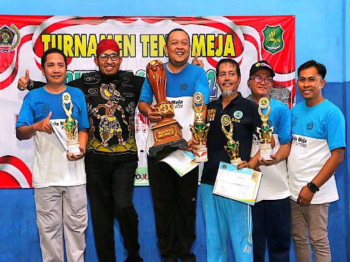 Bupati Sumenep Ra Achmad Fauzi dan Ketua PWI Sumenep Samsul Arifin Bersama Juara Turnamen Tenis Meja Bupati Sumenep