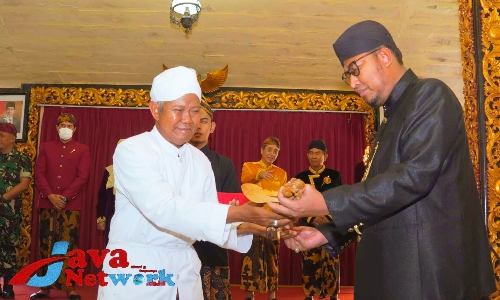 Bupati Sumenep Ra Achmad Fauzi SH MH Saat Menerima Penyerahan Keris Pusaka Keraton Di Pendopo Agung Keraton Sumenep