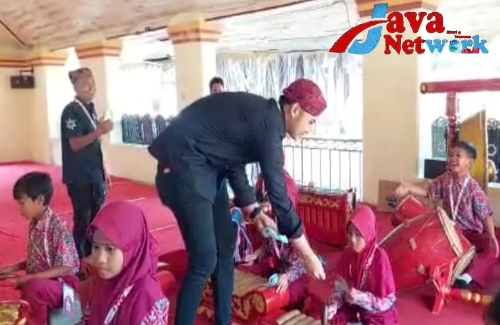 Siswa-siswa Saat Pertunjukan Musik Klenengan Di Pendopo Agung Keraton Sumenep