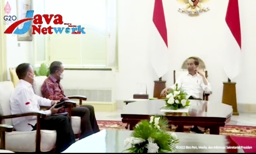 Presiden Jokowi Saat Menerima Menteri Olah Raga Dan Ketum PSSI