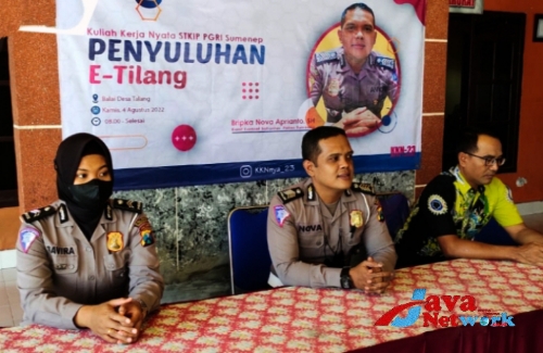 Kanit Kamsel Satlantas Polres Sumenep Bripka Nova Saat Memberikan Penyuluhan ETLE Di Desa Talang Kecamatan Saronggi