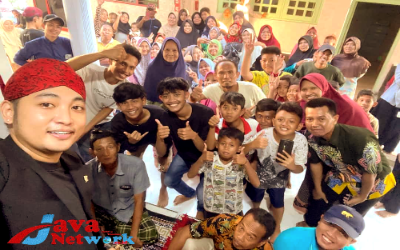 Suasana Saat Irwan DA Berfoto Warga Sekitar Padepokan Batik Tulis Canteng Koneng