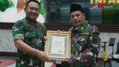 Kasad Saat Memberikan Sertifikat Warga Kehormatan Angkatan Darat Kepada Habib Lutfi Bin Ali Yahya