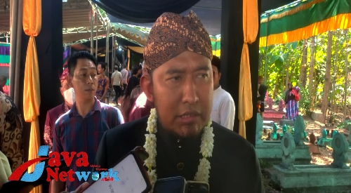 Bupati Sumenep Ra Achmad Fauzi SH MH Saat Menghadiri Jamasan Dan Haul di Desa Aeng Tongtong Kecamatan Saronggi