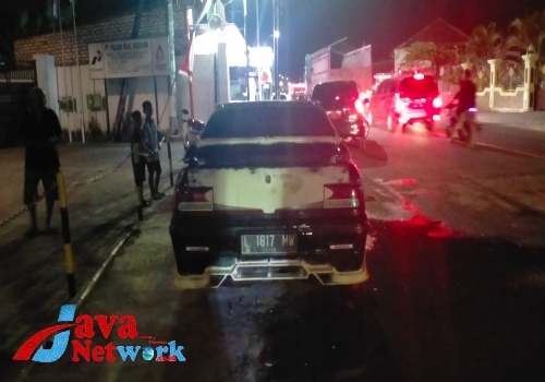 Sebuah Mobil Toyota Corona Terbakar Di Desa Daramista