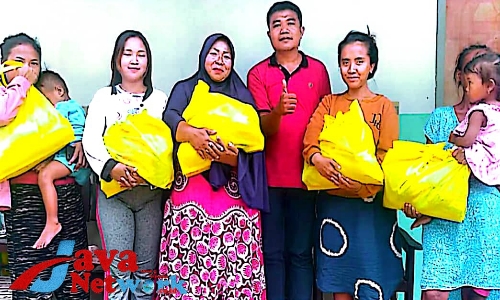 Kabiro Detikzone Pamekasan Madura Roni Kadarisman Saat Salurkan Santunan