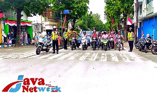 Laju Kendaraan dihentikan oleh anggota Sat Lantas Polres Sumenep disaat Detik-detik Proklamasi