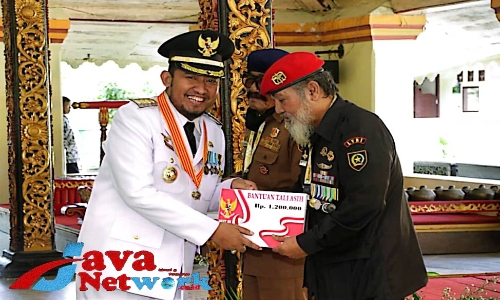 Bupati Sumenep saat memberikan Tali Asih kepada Salah Satu Veteran