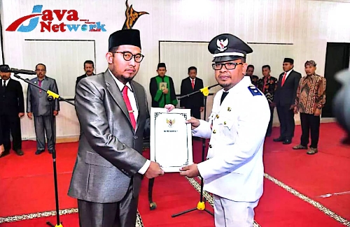 Bupati Sumenep Ra Achmad Fauzi SH MH Saat Melantik Kades Agus Salim SE Kades Sumber Nangka Hasil PAW