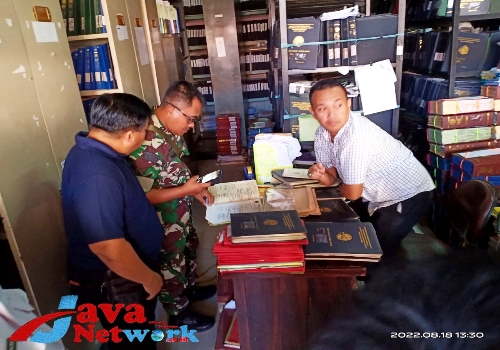 Anggota TNI Saat Mendatangi Kantor BPN Sumenep