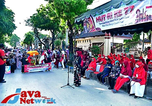 Bunda PAUD Kabupaten Sumenep Nia Kurnia Fauzi Saat Lepas Pawai PAUD se-kabupaten Sumenep