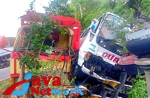 Laka Lantas Kembali Terjadi Di KM 20 Microbus vs Truck